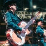 El grupo interpretó en un concierto en Jalisco corridos dedicados a "El Chapo" y a "El Mencho", además de proyectar en pantallas imágenes de ambos narcotraficantes