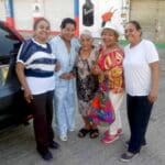 En el sepelio de Aurora Clavel (segunda de izq. a der.), su hermana menor Yolanda (con sombrero) dijo que la actriz, al final de sus días, no quería que nadie viera su deterioro físico