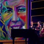 Con una pintura de su madre como fondo, Alexander Acha y su hermana Giovanna agradecieron a su padre el amor que siempre le ha profesado a su madre, sobre todo en su actual situación de salud