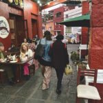 Galilea fue fotografiada del brazo de su suegra, a quien llama de cariño Callilla, paseando por los callejones de San Ángel