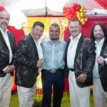 Mario Sotelo (cuarto de izq. a der.) se acababa de presentar con su grupo Los Chulos Chulos para Siempre en el cumpleaños de su amigo, el alcalde de Tiquisate, Héctor Cifuentes