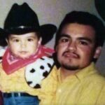 Y es que no quería pasar lo que vivió de muy niño una Navidad, cuando quería un muñeco del vaquerito Woody, de "Toy Story" (del que está disfrazado en la foto con su papá), pero recibió uno muy pequeño, de tela y que no hablaba