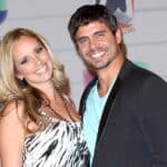Según el reporte de la policía, que fue llamada por la hija mayor de la pareja, Pedro Moreno y su esposa Bárbara Estévez estaban discutiendo sobre su relación y presuntas infidelidades, cuando él le arrebató el celular a ella