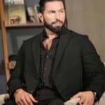 Poncho de Nigris fue quien reveló a sus compañeros del reality que se trataba de Pablo Lyle, incluso después dijo en redes sociales que la propia actriz le pidió que él revelara de quién se trataba