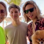 La conductora también apareció en sus redes con amigos en Cancún, y a juzgar por el color de su ropa aquí y en el video de Pepillo, ha dejado atrás el negro por uno más vivo