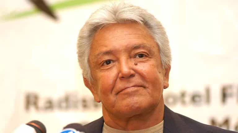 Preocupa salud de Alberto Vázquez tras ser operado de urgencia en hospital del IMSS