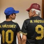 El cantante posa aquí con su hijo Juan Alberto, de 16 años, ambos aficionados al beisbol