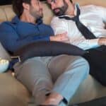Lambda García (izq.) calificó como una "terrible tontería" la censura de un beso gay en televisión en pleno 2025