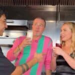 Brad y otros tres actores de "F1: La Película" disfrutaron no sólo de tacos, sino de aguas frescas de horchata y jamaica, en el video realizado por el creador de contenido Roberto Morales