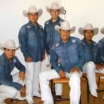 Un improvisado montacargas se desplomó de un cuarto piso, dejando lesionados al vocalista del grupo y a miembros de su staff, durante la grabación del show