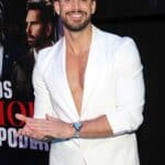 Aunque no le gustó que la escena fuera cortada, Lambda, un actor abiertamente gay, dijo que prefiere no preguntar a Televisa los motivos de la censura