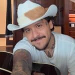 En las redes sociales comentan que Christian Nodal, quien dejó a Cazzu y a su hija para casarse con Ángela Aguilar, tuvo que poner en oferta los boletos para llenar la Plaza México