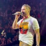Alejandro Fernández explicó al final de su presentación que al llegar a dar su concierto, en la entrada por poco y lo arrestan y lo deportan, y sólo porque movió un cono de vialidad para poder entrar a la arena