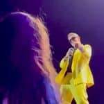 La joven ha posteado incluso videos en los que el cantante se dirige a ella entre el público para cantarle, como aquí, el final de su tema "Mi Persona Favorita"