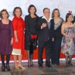 En esta imagen, tomada en el lanzamiento de la Fundación Chespirito en 2008, podemos ver a Florinda posar con Chespirito y sus 6 hijos, con quienes ahora está distanciada