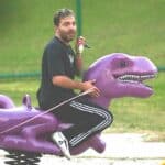 Cuando su hija Simone Candy era pequeña, Cristian la llevaba a un parque infantil en Miami, donde a él le gustaba subirse a un dinosaurio púrpura de resorte