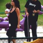 El cantante se divertía en los parques más que su hija, cargada aquí por la entonces esposa de Cristian, la argentina Valeria Liberman
