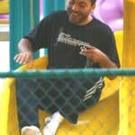 También le fascinaba deslizarse por las resbaladillas para niños, aunque no era permitido que los adultos lo hicieran