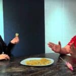 Mientras comía una botana de papas fritas, la actriz y cantante contó al reportero René Gómez cómo se comportó Julián la noche antes de morir y lo que nunca olvidará al encontrarlo sin vida al día siguiente
