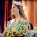 Ya coronada, Lina buscó entre el público a su madre y a su familia por el apoyo que le dieron durante la competencia
