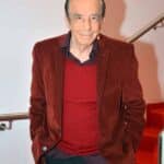 Tras una cirugía de columna, el actor ahora trae un pie "caído", que no puede por sí solo levantar, y que trae sujeto al tobillo con un "resortito"