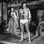 Don Vicente, cuenta Mara Patricia, andaba en la comodidad de su casa en chones, como en esta foto de la película "El Albañil", junto a Manoella Torres