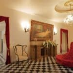 La casa incluye en su sala una pintura de Irma Serrano posando al estilo de La Maja Desnuda
