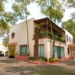 La propiedad tiene espacio para 15 autos, 9 recámaras, 6 baños completos y 8 medios baños, en una construcción de aproximadamente 2,000 metros cuadrados sobre un terreno de 1,780 metros cuadrados