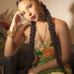 Ángela, dice Emiliano, le dijo que quería conocer a su hija, pero no quería hacerlo en privado, sino en un concierto de ella con Nodal, a lo que su hermano se negó a utilizar los medios para eso
