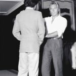 Armani le quitó rigidez al traje clásico, suavizó las hombreras, usó telas más ligeras y le dio una caída más natural