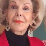 Con total seriedad, la actriz hasta le dio al reportero sus tips para verse tan bien a su edad