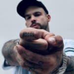 En el rap, Emiliano hace referencia a la entrevista de Nodal con Adela Micha, así como a su hermana, a quien llama "Chimoltrufia" y "La Nalgas de Esponja"