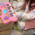 Cazzu, como madre soltera, necesita llevar a su hija Inti, quien está por cumplir 2 años, a sus viajes de trabajo