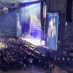 El caos se originó al ser derrumbada la valla que dividía a la audiencia del escenario, pues muchas personas cayeron y fueron aplastadas por otras