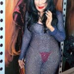 Lyn cuenta que antes de salir a cantar, Juan Gabriel hacía brujería en su camerino, donde colocaba un pequeño altar con veladoras "y cosas de esas"
