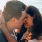 Pareja-beso-01