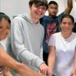 Las imágenes que muestran al cantante en el centro de rehabilitación fueron compartidas por una usuaria en redes sociales, que dijo haber conocido al hoy cantante, mientras ella también estuvo internada