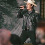 El cantante toma esta experiencia como la posibilidad de ganar un extra, para así no depender totalmente de la música