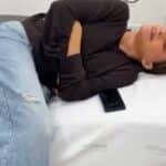 La colombiana, en esta imagen recostada en una cama esperando a ser atendida, pasó buena parte de la noche en la sala de Emergencias