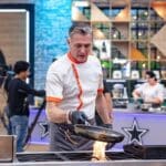 Juan Soler comenzó a sentirse mal y a tener su presión muy alta, por lo que tuvo que abandonar el reality "Top Chef VIP" y ser trasladado a emergencias