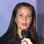 Con notoria mejoría, aunque aún con cierta dificultad para hablar, dijo en broma que de lo que está enferma es de la próstata