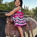 La niña se llama Aislinn Ángela Aguilar, y parece que le gustan mucho los caballos como a su famosa tía