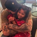 Los fans le comentaron a Emiliano que tanto que le tira hate a su media hermana, y su hija es igualita a ella
