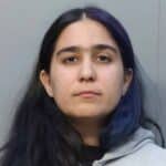 Emily Hernández, al momento de ser fichada por la policía, enfrenta tres cargos, dos de robo y uno de agresión