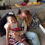 Las muevas imágenes de la hijita mayor de Emiliano Aguilar, aquí con la madre del rapero, muestran lo grande que está la niña