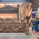 Daniel es un exitoso carpintero que hace elaborados muebles y sillas de madera, que luego recubre con metales y piedras preciosas, que vende como tronos a famosos gruperos como El Comander