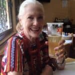 Tras retirarse de la actuación, muy poco se sabe de Erna Martha, a quien vemos aquí disfrutando de una cerveza