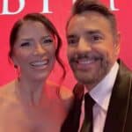 Al momento de confirmarse la noticia de la muerte de la madre de su hija Aislinn, Eugenio se encontraba de lo más feliz en la alfombra de los premios Emmys