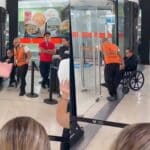 El sinaloense finalmente recibió buen trato de los empleados de la aerolínea, quienes lo llevaron a abordar en silla de ruedas, por mala salud que ha sufrido e los últimos meses