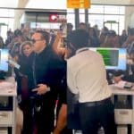 Julio Preciado fue captado en el momento que gritaba y llamaba "títeres" a los empleados de la aerolínea Volaris, luego de que su vuelo se retrasó varias veces en el aeropuerto de Tijuana